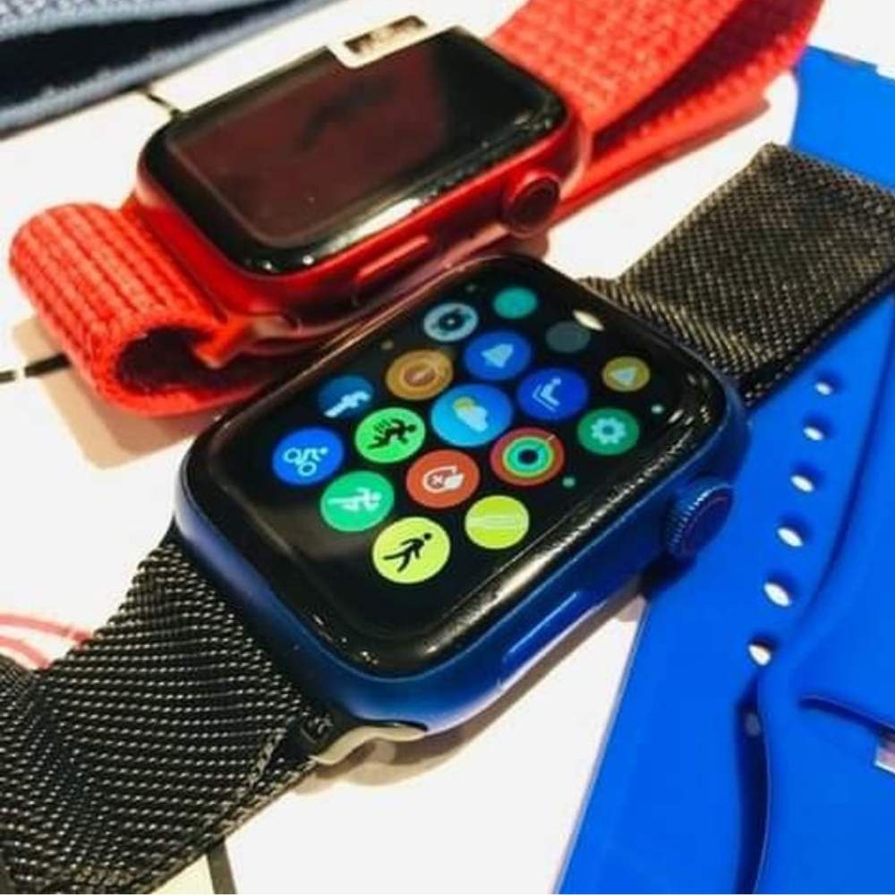 i8 Pro: فيها كل اللي بتدور عليه – نبضات قلب، GPS وشكل Apple Series 6 – لون أحمر
